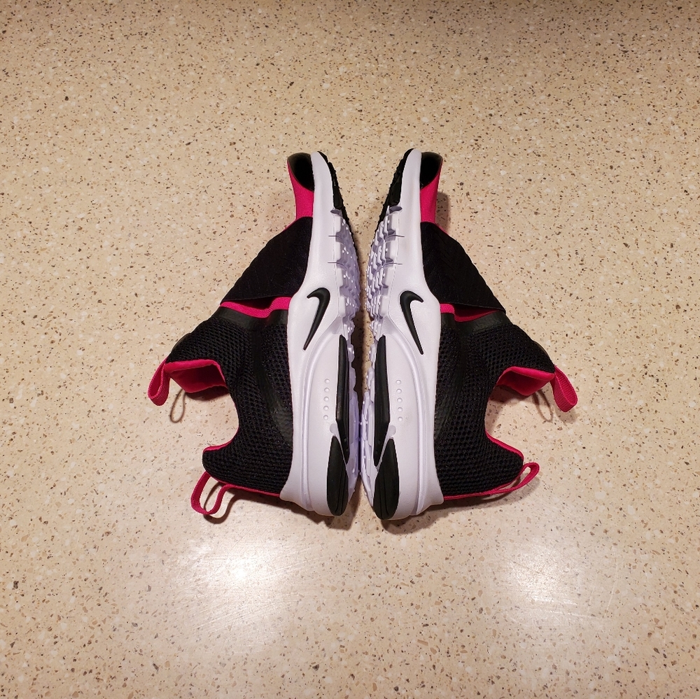 Nike Pink and Black Shoes - Picture 6 of 16